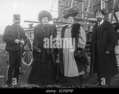 Ein Pressefoto vom 20. Dezember 1907 mit Captain Savoureau, Mmes Dairault und Surcouf, weiblichen Aeronauten und Léon Barthou. Dieses Bild fängt einen wichtigen Moment in der frühen Luftfahrtgeschichte ein. Stockfoto