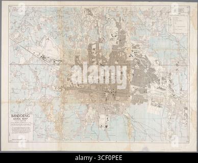Diese von der Survey Directorate erstellte Landkarte von Bandoeng wurde 1946 von den Streitkräften der Niederländischen Ostindischen Inseln (AFNEI) verwendet, basierend auf Stadtplänen von 1933-1937 und Luftaufnahmen, die bis Dezember 1945 aufgenommen wurden. Stockfoto