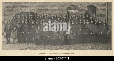 Ein Gruppenfoto der Freiwilligen Feuerwehr Swinemünde aus dem Jahr 1932 mit den Feuerwehrleuten und ihrer Löschausrüstung. Stockfoto