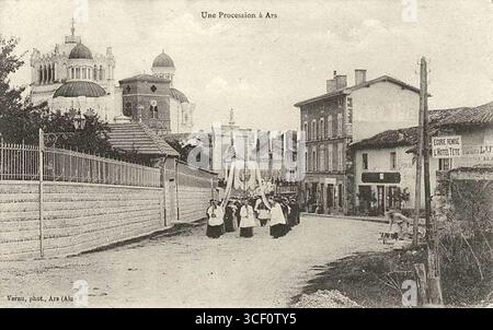 Eine Prozession in der Basilika Ars-sur-Formans, Frankreich, fotografiert zwischen 1900 und 1910. Stockfoto