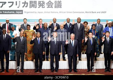 Yokohama, Kanagawa, Japan. August 2025. Der japanische Premierminister SHIGERU ISHIBA (Mitte, Vorderseite) nimmt an einer Gruppenfotosession vor der Eröffnung der Internationalen Konferenz über afrikanische Entwicklung in Tokio am 20. August 2025 in Yokohama bei Tokio Teil. (Credit Image: © POOL via ZUMA Press Wire) NUR REDAKTIONELLE VERWENDUNG! Nicht für kommerzielle ZWECKE! Stockfoto