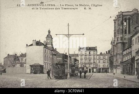Dieses Foto aus dem frühen 20. Jahrhundert zeigt die Eglise Notre-Dame-des-Vertus, das Rathaus (Mairie) und die Straßenbahnhaltestelle in Aubervilliers, einem Vorort von Paris, und zeigt die Kreuzung von historischer Architektur und städtischem Verkehr der Zeit. Stockfoto