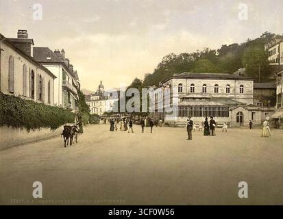 Ein Foto aus der Zeit um 1890, das die thermen (Thermen) von Bagnères-de-Bigorre mit einem Esel zeigt, was die frühe Verwendung von Tieren für den Transport und die Kurkultur widerspiegelt. Stockfoto