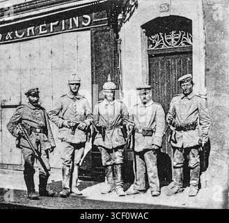 Dieses Bild zeigt deutsche Soldaten in der Hauptstraße von Lunéville, Frankreich, im November 1914. Das Foto zeigt deutsche Truppen, die die Stadt während ihres Vormarsches nach Frankreich zu Beginn des Ersten Weltkriegs besetzten. Stockfoto