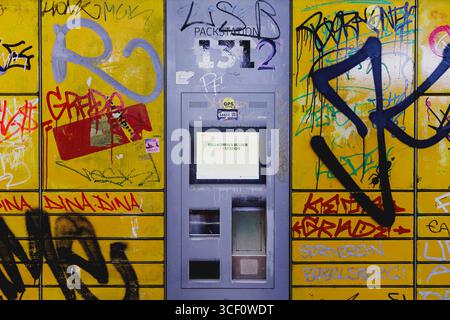 Beschmierte DHL-Packstation in Berlin, 19.08.2025. Berlin Deutschland *** beschädigte DHL Packstation in Berlin, 19 08 2025 Berlin Deutschland Copyright: XFlo Stockfoto