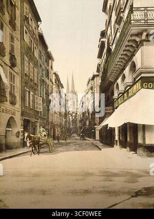 Diese Fotografie aus der Zeit um 1890 zeigt einen Panoramablick auf Bayonne, Frankreich, und zeigt die städtische Landschaft und architektonische Besonderheiten der Stadt des späten 19. Jahrhunderts. Stockfoto