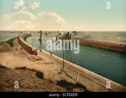Eine Fotografie aus der Zeit um 1890, die die Kais (quais) von Boulogne-sur-Mer zeigt und einen Blick auf den Hafen und das Ufergebiet während dieser Zeit bietet. Stockfoto