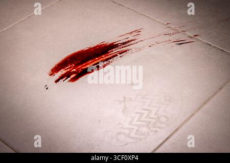 Störende Blutausstriche und Schuhdruck-Tatort Stockfoto