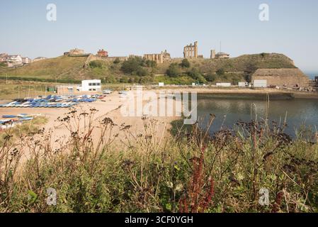 Die Ruinen von Tynemouth Priory and Castle an der Nordostküste Englands, die von English Heritage verwaltet wird und eine beliebte Touristenattraktion ist. Stockfoto