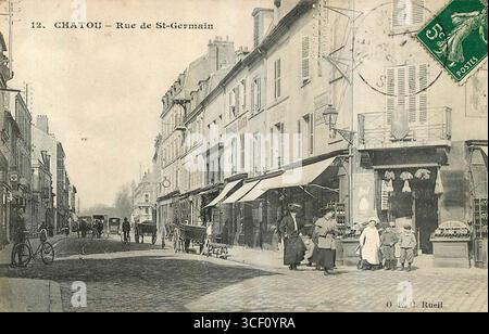 Dieses Foto aus dem Jahr 1907 zeigt die Rue de Saint-Germain in Chatou und bietet einen Einblick in das Straßenleben und die Gebäude aus dem frühen 20. Jahrhundert. Stockfoto