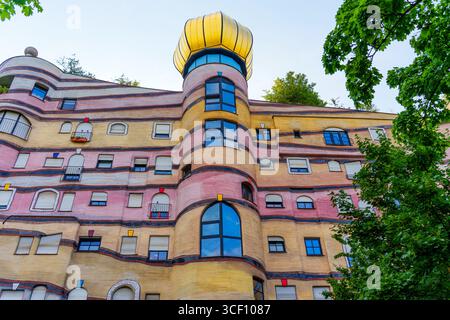 Architektonische Details des Wohnkomplexes Waldspirale in Darmstadt, mit farbenfrohen Fassadenelementen, einzigartigem kreisförmigem Design und Kunst Stockfoto