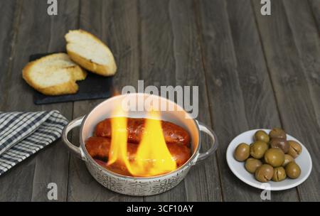 Scharfer Chorizo zum Teufel, gekocht über einem Feuer direkt auf dem Tisch Stockfoto