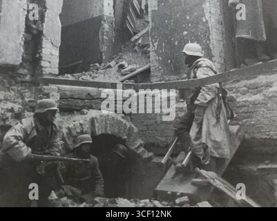 Dieses Foto im Winter 1942-43 zeigt deutsche Soldaten im Kampf inmitten der Ruinen von Stalingrad. Die Schlacht bei Stalingrad war ein entscheidender Moment im Zweiten Weltkrieg, der eine große Niederlage für Nazi-Deutschland und einen Wendepunkt an der Ostfront bedeutete. Stockfoto