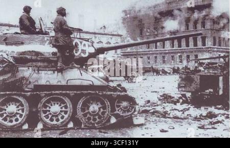 Dieses Foto zeigt einen T-34/85-Panzer des 11. Panzerkorps in Berlin während der Endphase des Zweiten Weltkriegs im April-Mai 1945. Die sowjetische Rote Armee rückte nach Berlin vor. Stockfoto