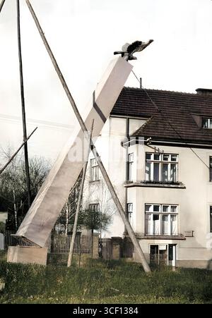 Diese Fotografie aus dem Herbst 1941 im Protektorat Böhmen und Mähren zeigt die Entfernung der Symbole der Sokol-Bewegung nach der deutschen Besatzung. Das Bild war ursprünglich schwarz-weiß und handkoloriert. Es dokumentiert die Zwangszerstörung von Sokol-Unterschriften nach dem Verbot der Organisation am 11. September 1941. Stockfoto