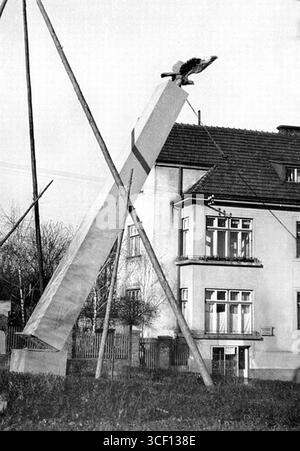 Diese Schwarzweiß-Fotografie aus dem Herbst 1941 im Protektorat Böhmen und Mähren zeigt die Zerstörung von Symbolen, die mit der Sokol-Bewegung nach ihrem Verbot durch deutsche Besatzer verbunden sind. Das Foto zeigt die erzwungene Entfernung dieser Symbole, die ein Zeichen des tschechischen Widerstands waren. Stockfoto