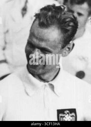 Ein Foto von den Olympischen Spielen 1936 in Berlin, das die drei Kugelstoßmedaillengewinner (von links nach rechts) zeigt: Hans Woellke (Deutschland, Gold), Sulo Bärlund (Finnland, Silber) und Gerhard Stöck (Deutschland, Bronze). Stockfoto