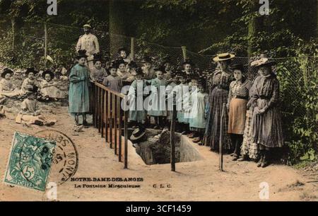 Dieses Bild aus dem frühen 20. Jahrhundert Clichy-sous-Bois zeigt Kinder, die sich um den wunderbaren Brunnen von Notre-Dame-des-Anges versammelt haben. Er unterstreicht die Bedeutung des Standorts für die lokalen Gemeinden, insbesondere für die jüngeren Generationen. Stockfoto