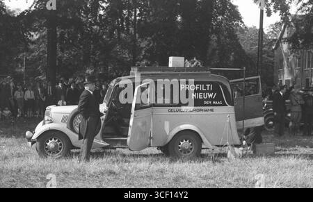 Abgeschnittene Fotografie vom 27. August 1938 vom Bijzondere Vrijwillige Landsturm Jahrestag in den Haag, mit einem Profilti Nieuws Auto für Tonfilmaufnahmen in der Nähe des Zoogeländes mit dem Boorhuis im Hintergrund. Stockfoto