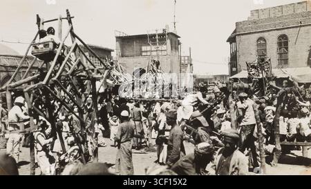 Ein Foto, das zwischen 1925-1930 aufgenommen wurde und eine Messe zeigt, die anlässlich des Ramadan stattfand und ein lebendiges Gemeindeevent darstellt. Stockfoto