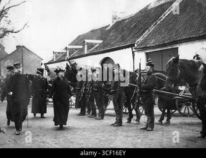 Am 4. Januar 1915 inspizierte Königin Wilhelmina von den Niederlanden mobilisiertes Militär entlang der niederländischen Grenze in Limburg. Das Foto zeigt sie auf einem Militärposten in Maastricht und markiert ihren Besuch an verschiedenen Orten in Limburg. Stockfoto