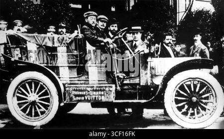 Dieses Bild aus dem Jahr 1907 zeigt einen Spyker-Wagen während des Peking-Paris-Rennens. Das Auto, das von Charles Godard und Mr. B. Stephans gefahren wurde, wurde nach einem früheren Überschlag auf einem rutschigen Hügel beschädigt. Stockfoto