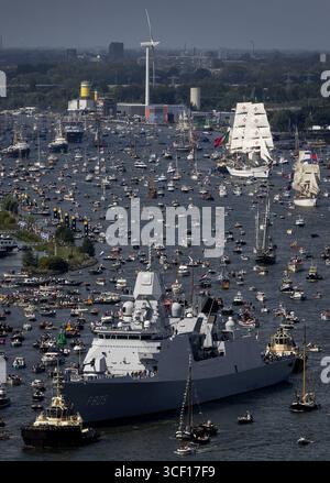 Große Schiffe während der Sail-in Parade vom A'DAM Tower in Amsterdam, Niederlande am 20. August 2025. Die Bootsparade markiert die Eröffnung der neunten Ausgabe von SAIL2025. ANP KOEN VAN WEEL niederlande aus - belgien aus Stockfoto