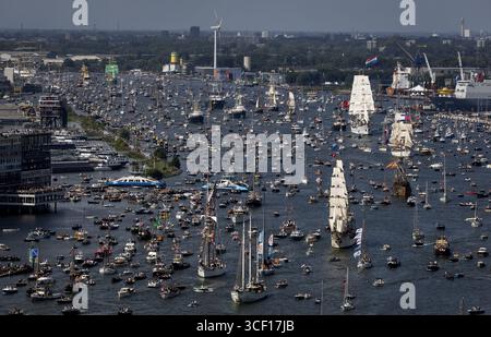 Große Schiffe während der Sail-in Parade vom A'DAM Tower in Amsterdam, Niederlande am 20. August 2025. Die Bootsparade markiert die Eröffnung der neunten Ausgabe von SAIL2025. ANP KOEN VAN WEEL niederlande aus - belgien aus Stockfoto