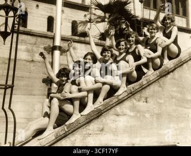 Amerikanische Schwimmer posieren für ein Foto, bevor sie an den Olympischen Sommerspielen 1928 in Amsterdam teilnehmen. Stockfoto