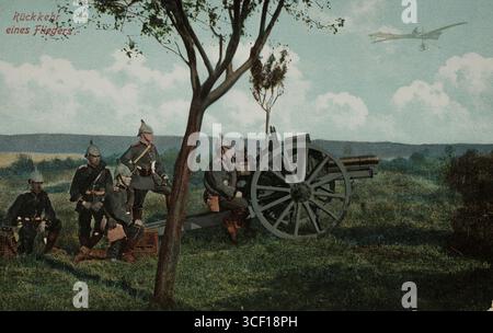 Eine Propagandakarte aus dem Ersten Weltkrieg von 1914-1918, die ein Flugzeug zeigt, das über eine deutsche Artillerieeinheit fliegt. Dieses Bild zeigt die Verwendung von Luftüberwachung während des Krieges. Stockfoto