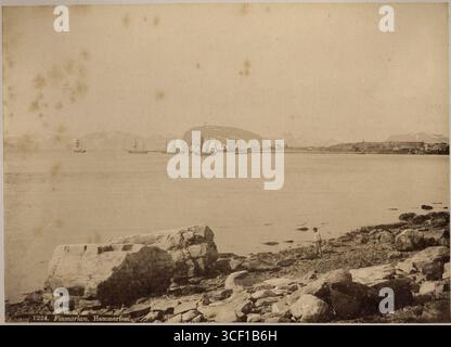 Dieser Panoramablick auf das Hammerfest, das sich in der Provinz Finnmark in Nordnorwegen nahe dem Nordkap befindet, zeigt den Hafen mit Segelschiffen, ca. 1870-1890. Stockfoto