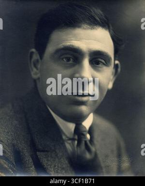 Herman Bouber, auch bekannt als Herman Blom, war Teil des Schauspielduos de Boubers. Er führte Regie und schrieb das berühmte Musikstück „de Jantjes“. Sein Beitrag zum niederländischen Theater ist bemerkenswert. Das Foto stammt aus dem Jahr 1921. Stockfoto