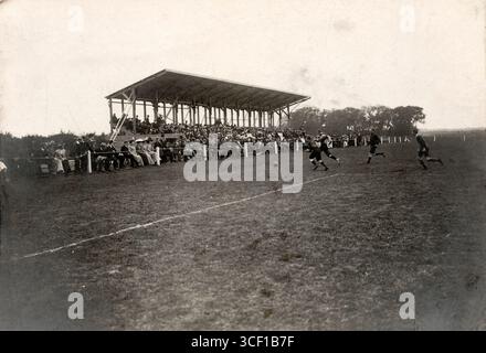 Der Haarlem Football Club wird während eines Spiels auf dem Soendaplein Ground in Haarlem, Niederlande, gesehen, das 1909 sein 20-jähriges Bestehen feiert. Auf dem Foto werden die Spieler während des Events in Aktion gehalten. Stockfoto