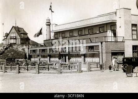 Das neu eröffnete Zeezicht Hotel in Egmond aan Zee mit Terrasse und dem nahe gelegenen 'de Wijde Blik'-anbau. Der Leuchtturm ist zwischen den Gebäuden im Hintergrund sichtbar. Stockfoto