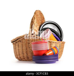 Korb aus Korb mit Einweggeschirr aus Kunststoff, isoliert auf weiß Stockfoto
