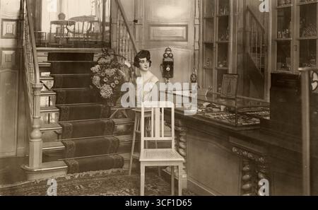 Ein Foto von 1928 zeigt das luxuriöse Interieur von Herrn A.P. Zwartjes' neuem Damenfriseur in Leliegracht 56, Amsterdam. Der Salon bietet eine gehobene, anspruchsvolle Umgebung für Gäste. Stockfoto