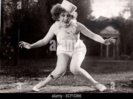 Lucille Le HLL spielte 1926 in den Vereinigten Staaten den Charleston-Tanz. Bekannt für seine lebhaften und energiegeladenen Bewegungen, war das Charleston ein Symbol des Jazz-Zeitalters und der Kultur der 1920er Jahre. Stockfoto