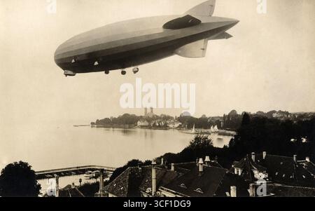 Das deutsche Luftschiff LZ 126 fliegt 1924 über den Bodensee in der Nähe der Zeppelinfabriken in Friedrichshafen. Später wurde es als ZR-3 Los Angeles in Amerika bekannt. Stockfoto