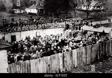 Öffentliche Hinrichtung von William de Boe wegen Raubs und Übergriffen in Smithsland, Kentucky, USA, 1925. Marjorie Johnson, das Opfer, war bei der Erhängung dabei. Kentucky, USA, 1925. Stockfoto