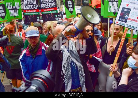London, England, Großbritannien. August 2025. Vor dem Westminster Magistrates Court versammeln sich viele Demonstranten, um Mo Chara von der irischen Hip-Hop-Gruppe Kniecap zu unterstützen. Mo Chara, dessen richtiger Name Liam OG O hAnnaidh ist, steht vor einer Terroranklage, nachdem er bei einem Konzert in London angeblich eine Hisbollah-Flagge gezeigt hat. (Kreditbild: © Vuk Valcic/ZUMA Press Wire) NUR REDAKTIONELLE VERWENDUNG! Nicht für kommerzielle ZWECKE! Stockfoto