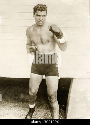 Jack Dempsey (1895–1983), US-amerikanischer Schwergewichtboxer und Weltmeister, auch bekannt als „Manassa Mauler“. Das Foto wurde 1927 aufgenommen, obwohl der genaue Ort und das Datum unbekannt sind. Stockfoto
