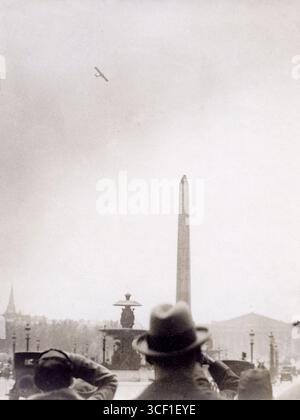 Der Spirit of St. Louis, der von Charles Lindbergh während seines historischen Solo-Transatlantikflugs im Mai 1927 geflogen wurde, wird über Paris in der Nähe des Place de la Concorde gezeigt. Stockfoto