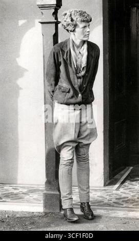 Amelia Earhart (1897–1937), die amerikanische Pilotin, ist auf diesem Foto aus dem Jahr 1932 in Reithosen zu sehen. Bekannt für ihre Pionierflüge war sie eine prominente Figur in der frühen Luftfahrtgeschichte. Stockfoto