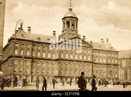 Im August 1923 wurde der Königspalast auf dem Dam-Platz in Amsterdam ohne Balkon fotografiert. Autos standen vor dem Hotel und viele Fußgänger konnten in der Nähe zu Fuß gesehen werden. Stockfoto