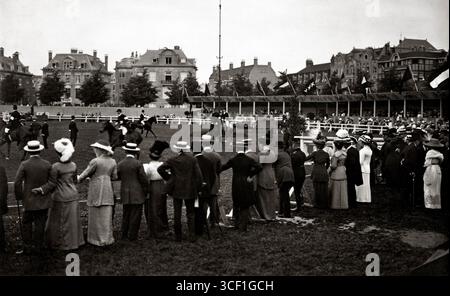 Im Jahr 1913 werden Pferde auf das Feld geritten, bevor der renommierte Concours Hippique in Amsterdam auf dem Gelände des Amsterdamse IJsclub stattfindet. Stockfoto