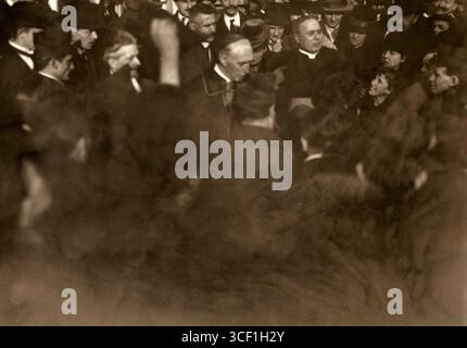 1918 segnet Kardinal Désire Mercier von Belgien kniende Kriegsinvaliden, nachdem sie aus dem Palais de la Nation in Brüssel, einem feierlichen Moment im Nachkriegsbelgischen, aufgetaucht sind. Stockfoto