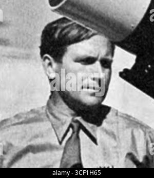 Regisseurin Leni Riefenstahl stellt 1934 auf dem Kundgebungsgelände der NSDAP in Nürnberg die Kamera für den „Triumph des Willens“ ein, bei dem ihr Chefkameramann Sepp Allgeier in der Nähe ist. Stockfoto