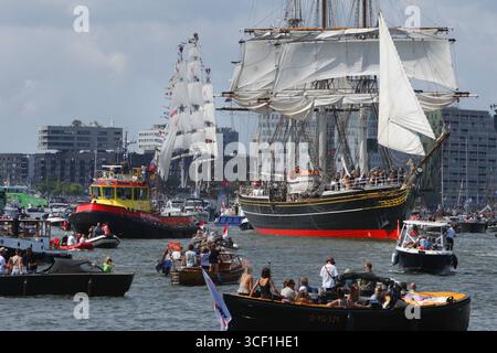 Amsterdam, Niederlande. August 2025. AMSTERDAM, NIEDERLANDE - 20. AUGUST: Eine allgemeine Ansicht zeigt Hunderte von großen Schiffen während der Ankunft der Segelparade, die den offiziellen Start für die 10. Ausgabe von SAIL Amsterdam auf dem Fluss IJ am 20. August 2025 in Amsterdam, Niederlande, markiert. Die Veranstaltung findet alle fünf Jahre statt und zieht Hunderttausende von Zuschauern an. (Foto von Paulo Amorim/SIPA USA) Credit: SIPA USA/Alamy Live News Stockfoto