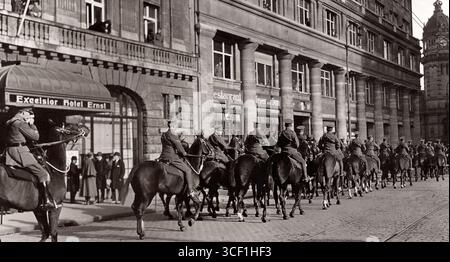Britische Truppen reiten durch die Straßen Kölns im Rahmen der britischen Besetzung des Rheinlandes im Januar 1922. Stockfoto