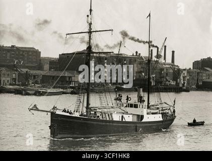1921 kommt das Schiff des Entdeckers Sir Ernest Shackleton von Southampton zur Themse in London, um sich auf die Endurance-Expedition in die Antarktis vorzubereiten. Shackleton überlebte die Expedition nicht und starb im Januar 1922. Stockfoto